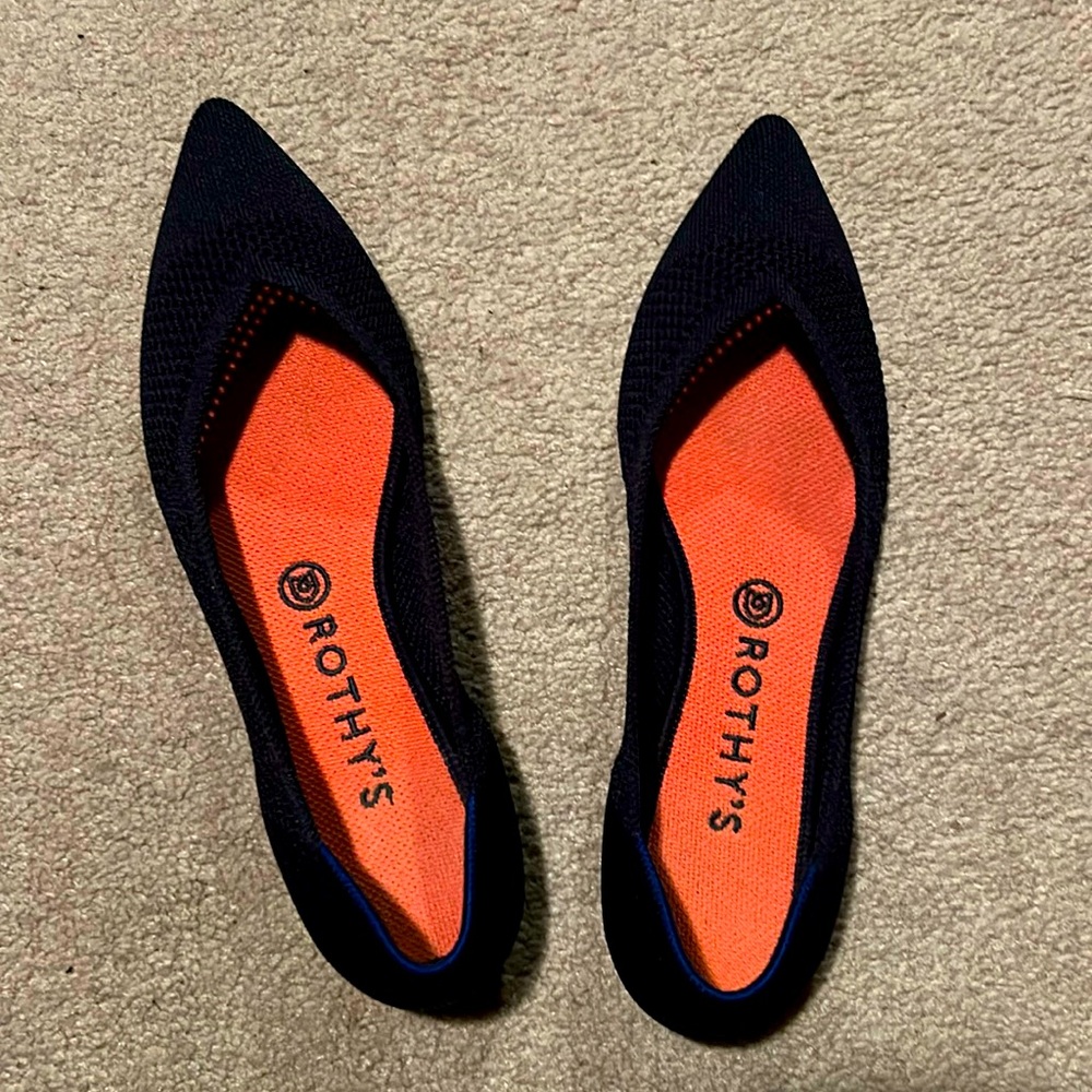 Perfect condition dark navy Rothy’s size 10. Worn 2 times. Pointed toe flat.